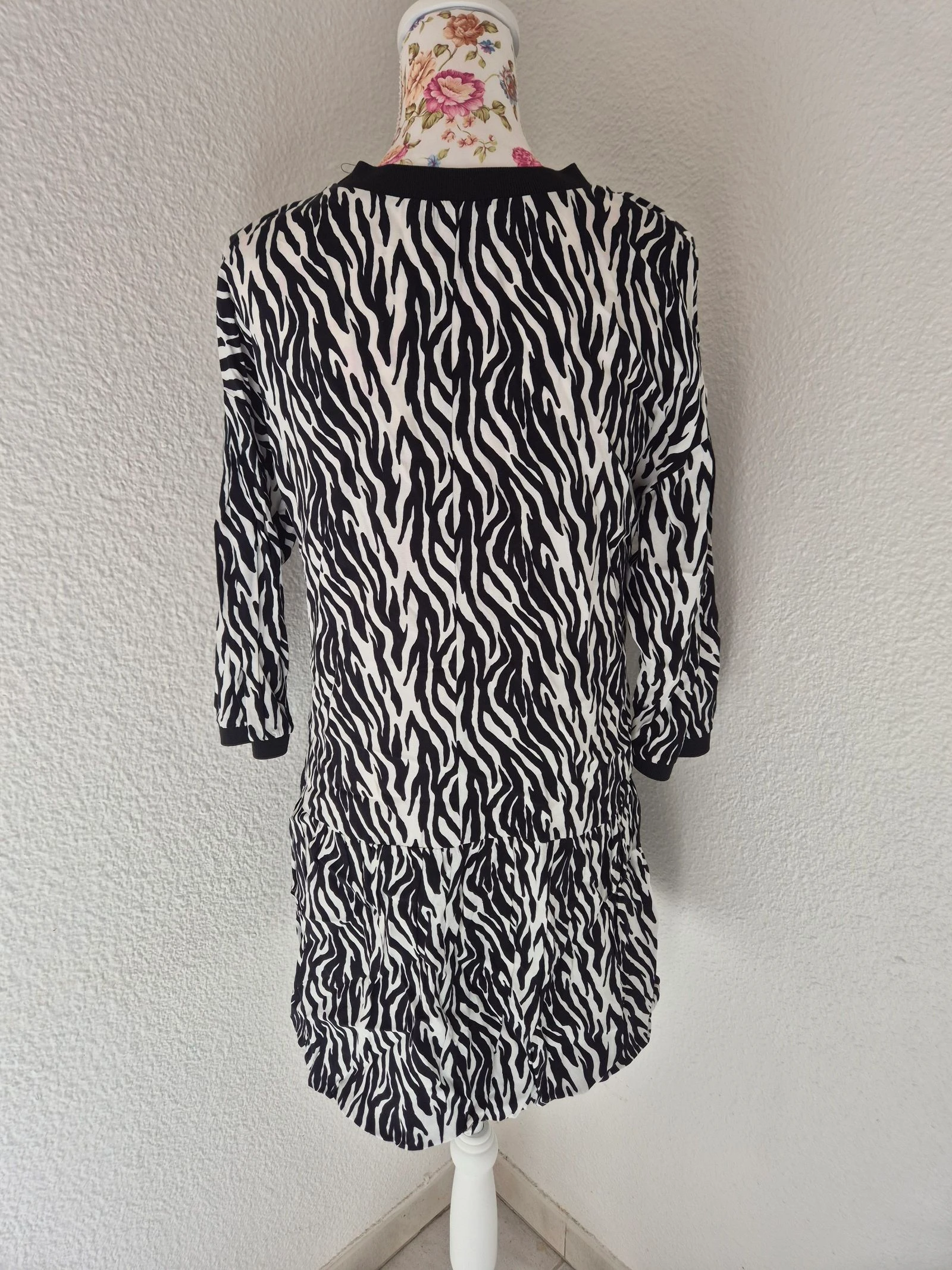 ZARA Robe túnica listrada preta e branca feminina tamanho 38 M mangas 3/4 fluida com babado estampa animal – photo 6